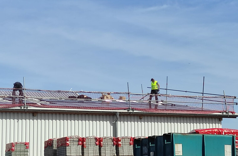 Arbeiter*innen auf dem Solardach